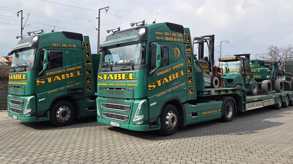 Eigen-Logistik mit Steiger und Stapler im Hamburger Standort